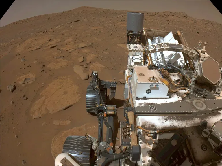 Марсохід NASA Perseverance сфотографував цей вид на місце, де він буде припаркований на кілька тижнів під час сонячного з'єднання
