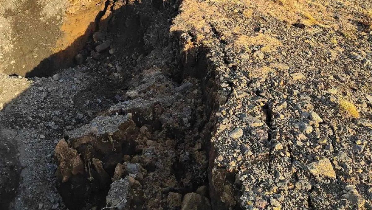 Землетрясение в Исландии раскололо землю Землетрясение в Исландии раскололо землю