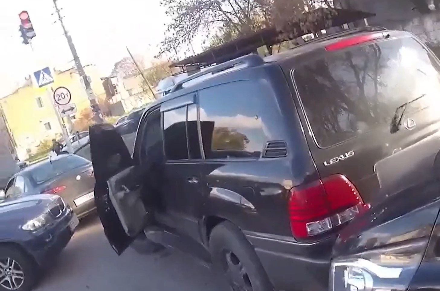 В Днепре злоумышленники на Lexus бросили гранату в мужчину из-за долгов: момент попал на видео - 24 Канал В Днепре злоумышленники на Lexus бросили гранату в мужчину из-за долгов: момент попал на видео - 24 Канал