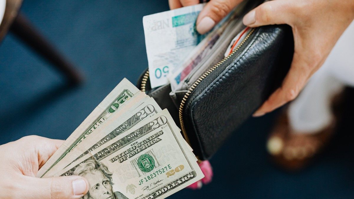 В Україні збираються змінити правила купівлі доларів В Україні збираються змінити правила купівлі доларів