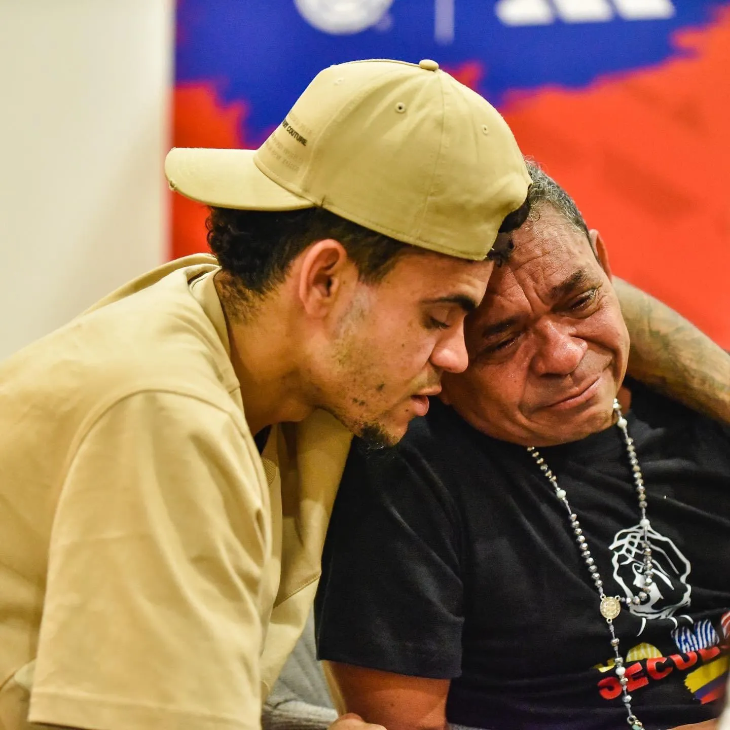 Луїс Діас разом із звільненим із полону батьком Луїс Діас разом із звільненим із полону батьком