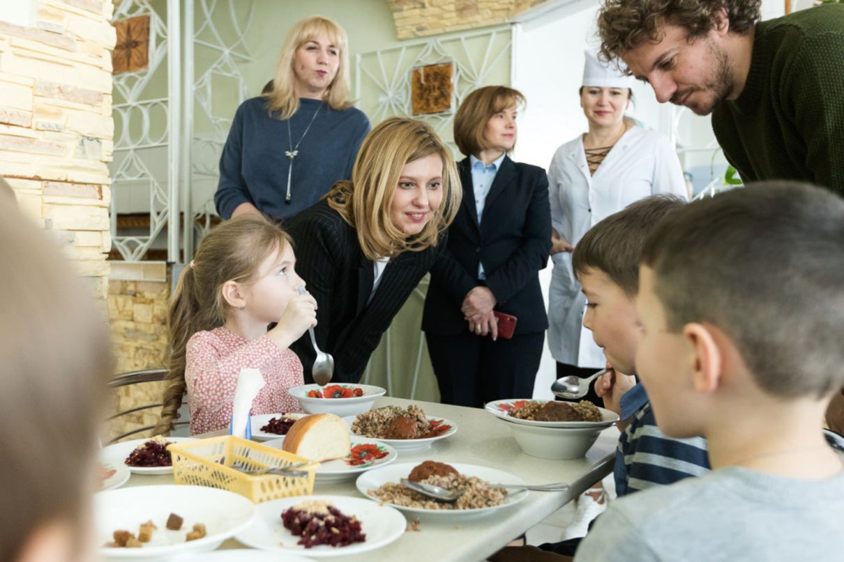 Реформа шкільного харчування - як її реалізовують у школах України та що їдять діти