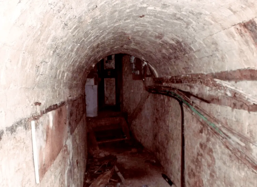 Секретні тунелі Секретні тунелі