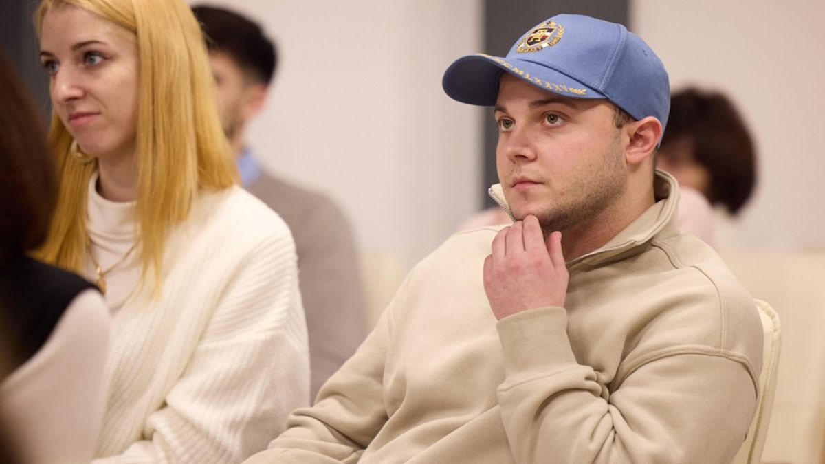 Зеленський доручив МОН опрацювати питання виїзду студентів за кордон Зеленський доручив МОН опрацювати питання виїзду студентів за кордон