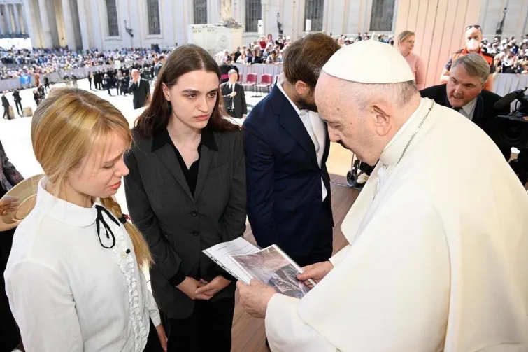 Жены воинов на встрече с папой