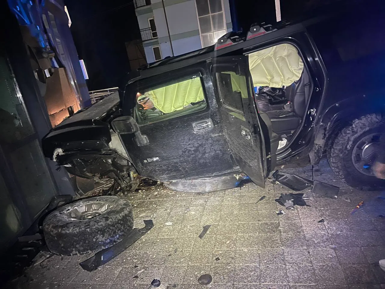 В городе Украина нетрезвый водитель Hummer врезался в дом