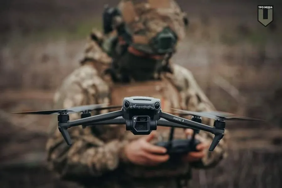 Дрон Mavic, использующий военные на фронте Дрон Mavic, использующий военные на фронте