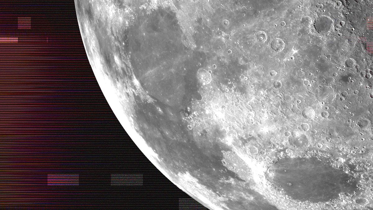 Китайская ракета упала на Луну, образовав двойной кратер