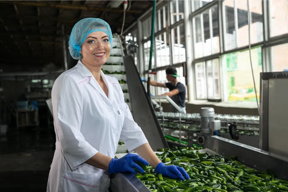 Майя Бортник, Главный технолог Нежинского консервного завода, на производстве Майя Бортник, Главный технолог Нежинского консервного завода, на производстве