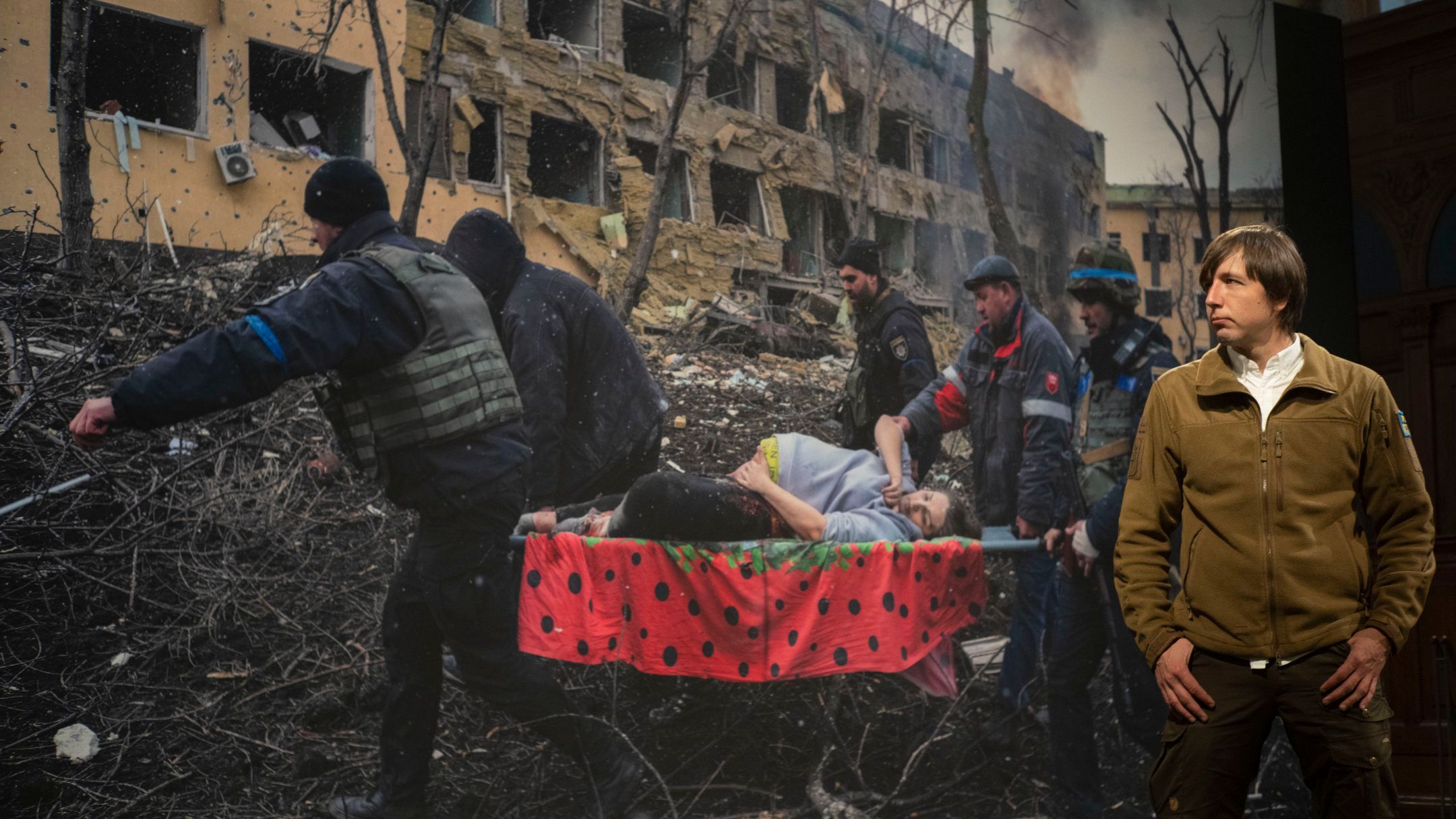 У Музеї Шевченка провели заняття з йоги, прикривши фото Маріуполя У Музеї Шевченка провели заняття з йоги, прикривши фото Маріуполя