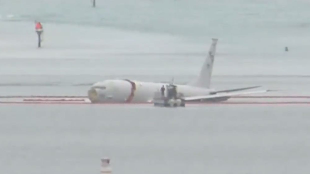 В США военный самолет совершил аварийную посадку в океане - 24 Канал В США военный самолет совершил аварийную посадку в океане - 24 Канал