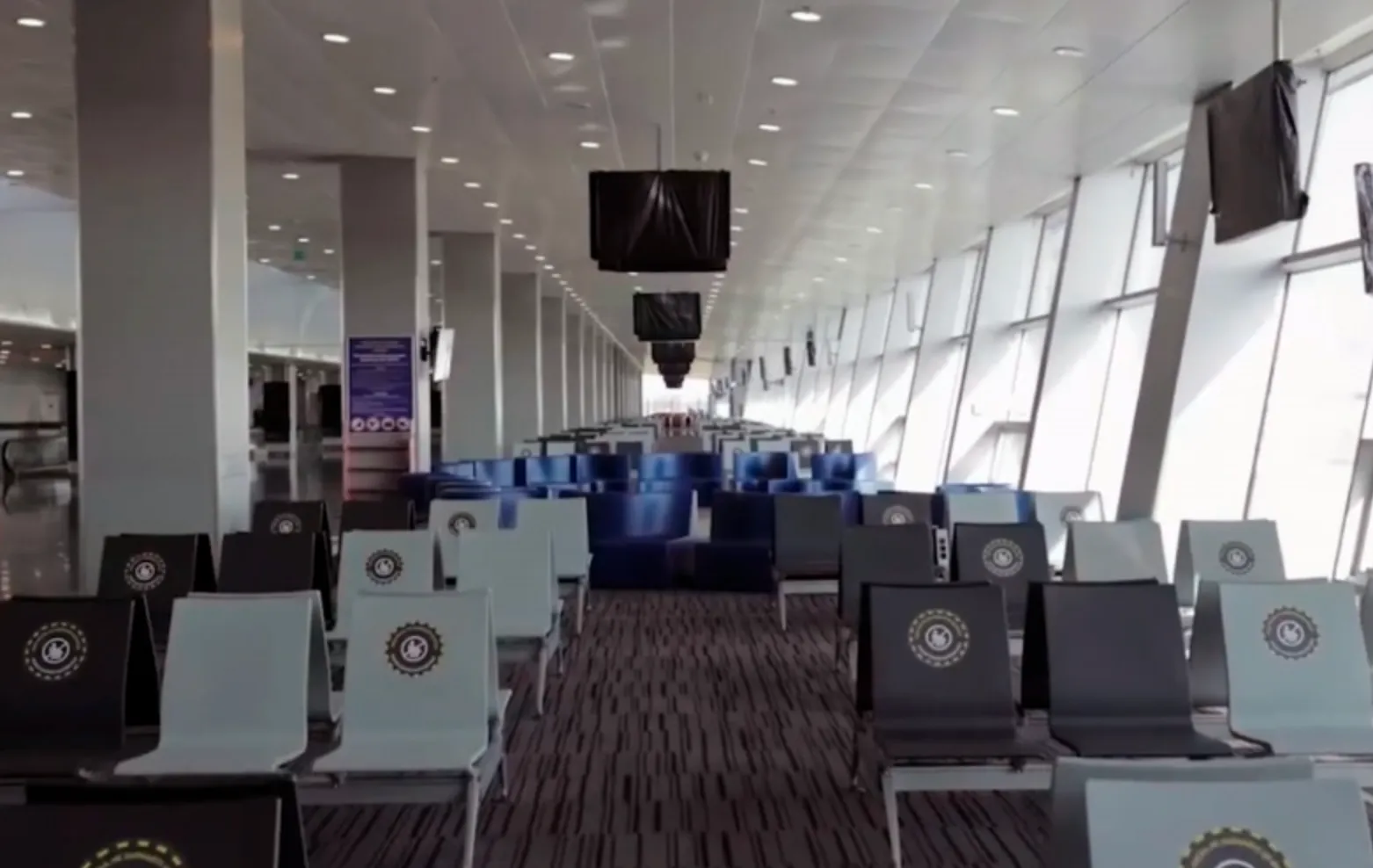 Зараз аеропорт без руху та звуків Зараз аеропорт без руху та звуків