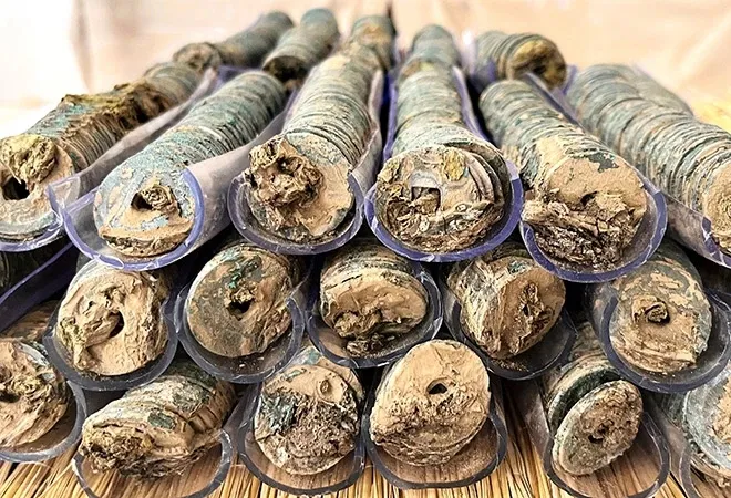 Как можно видеть на снимках, найденные монеты имеют отверстия Как можно видеть на снимках, найденные монеты имеют отверстия