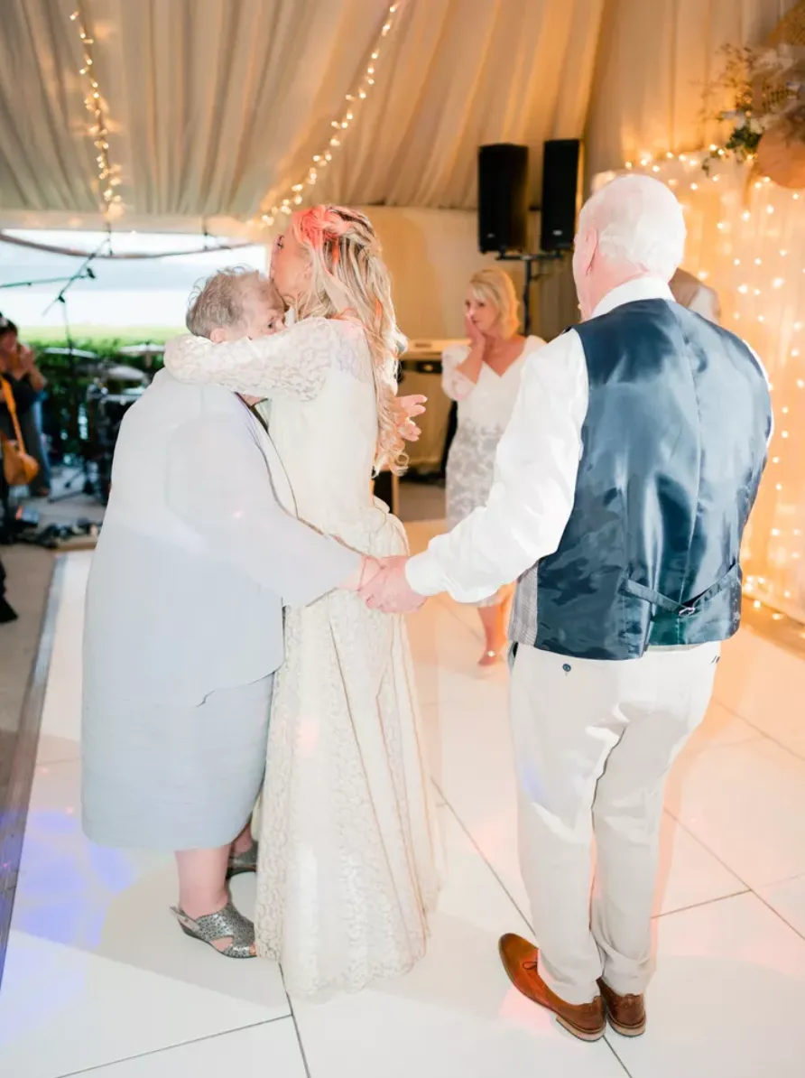 Невеста танцевала с бабушкой и дедушкой