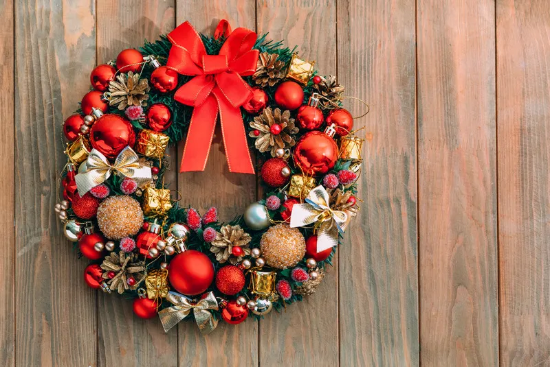 Віночок з новорічних кульок Віночок з новорічних кульок