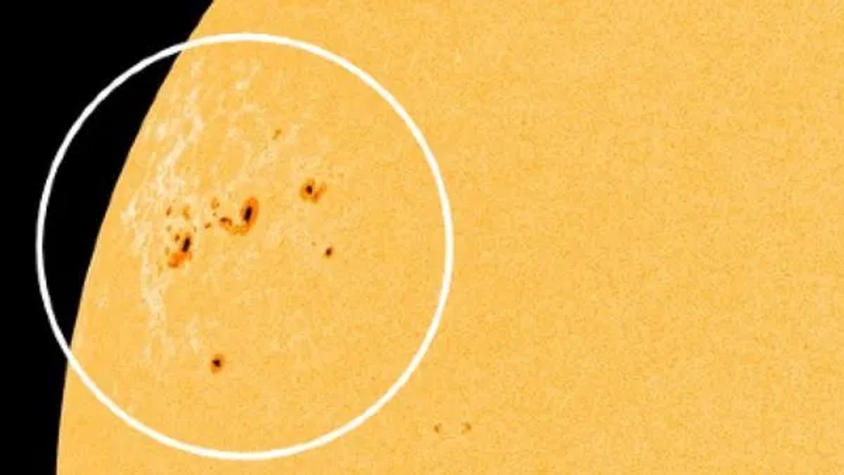 Скупчення плям на Сонці, яке в 15 разів більше за Землю