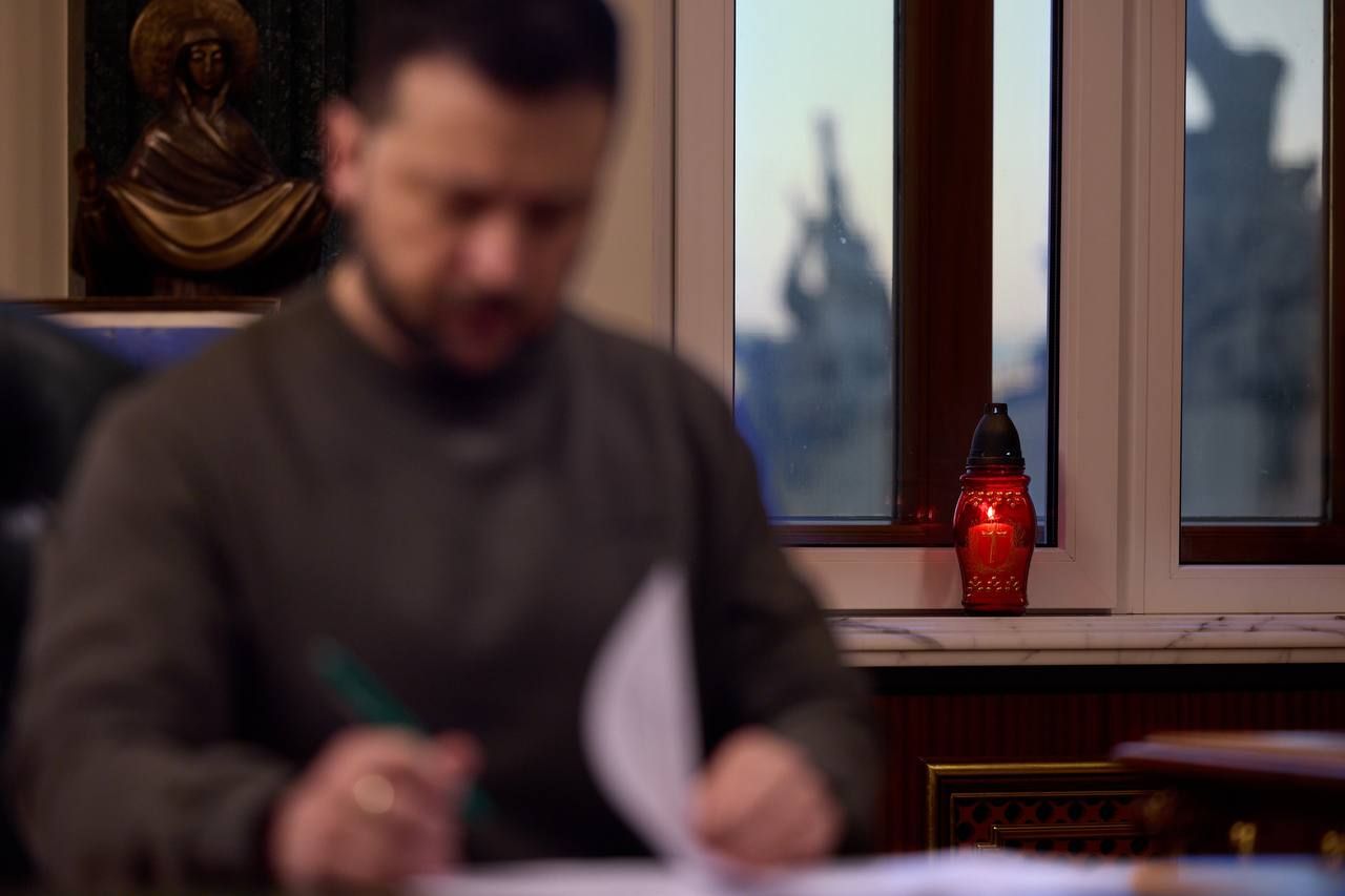 В день памяти жертв Голодомора 25 ноября 2023 года Зеленский зажег свечу памяти - 24 Канал В день памяти жертв Голодомора 25 ноября 2023 года Зеленский зажег свечу памяти - 24 Канал