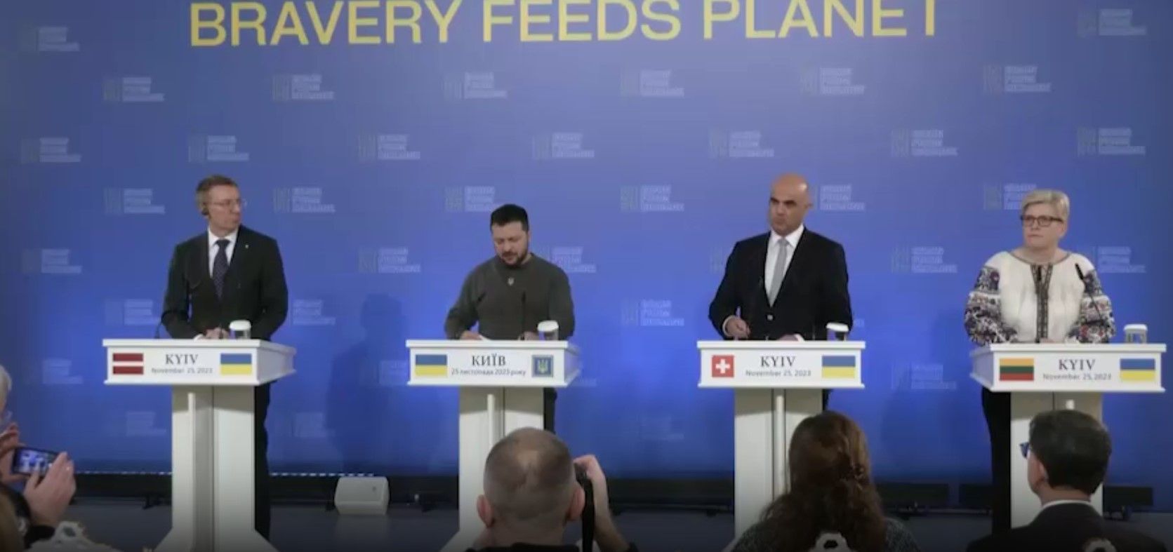 Пресконференцію Володимира Зеленського з лідерами країн перервала повітряна тривога Пресконференцію Володимира Зеленського з лідерами країн перервала повітряна тривога