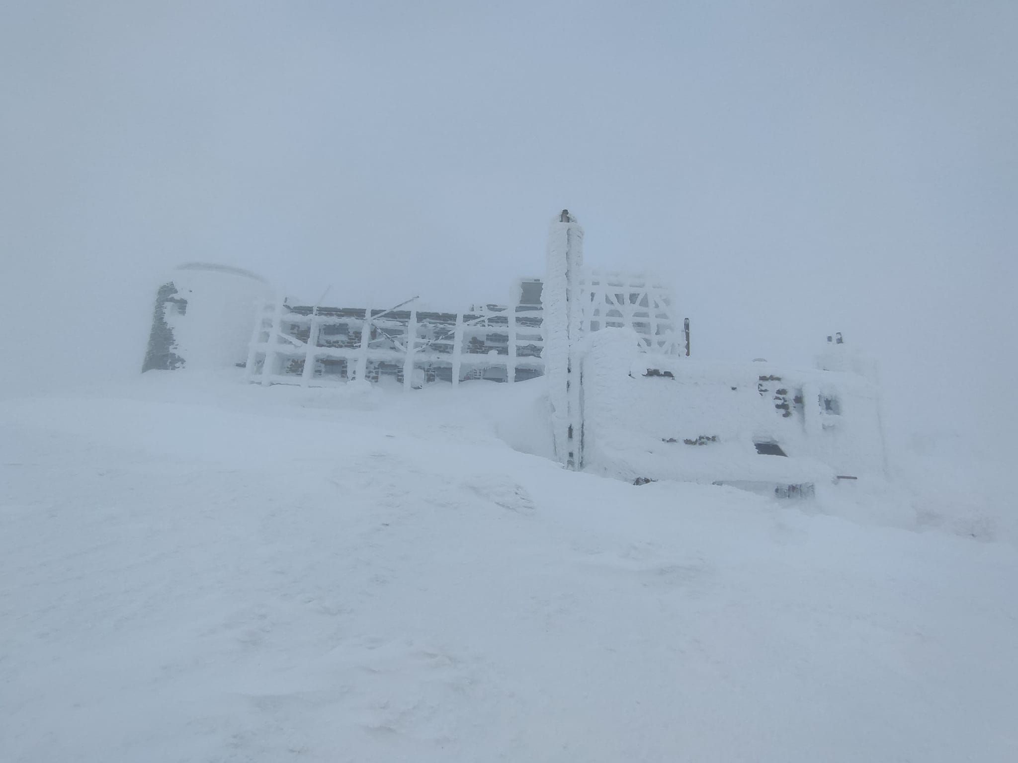 У Карпатах вдарив сильний 16-градусний мороз - погода на горі Піп Іван - 24 Канал