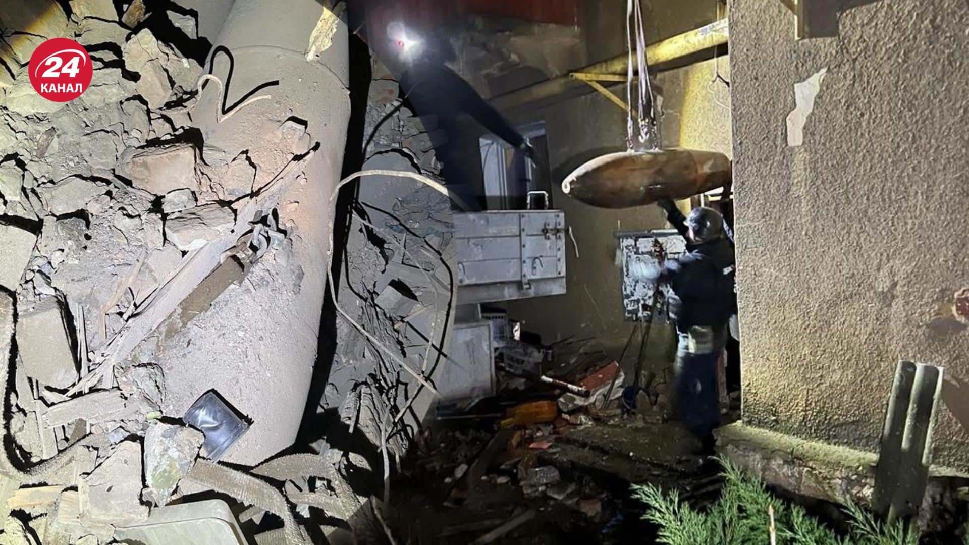 Рятувальники з підвалу дістали нерозірвану КАБ-500 Рятувальники з підвалу дістали нерозірвану КАБ-500