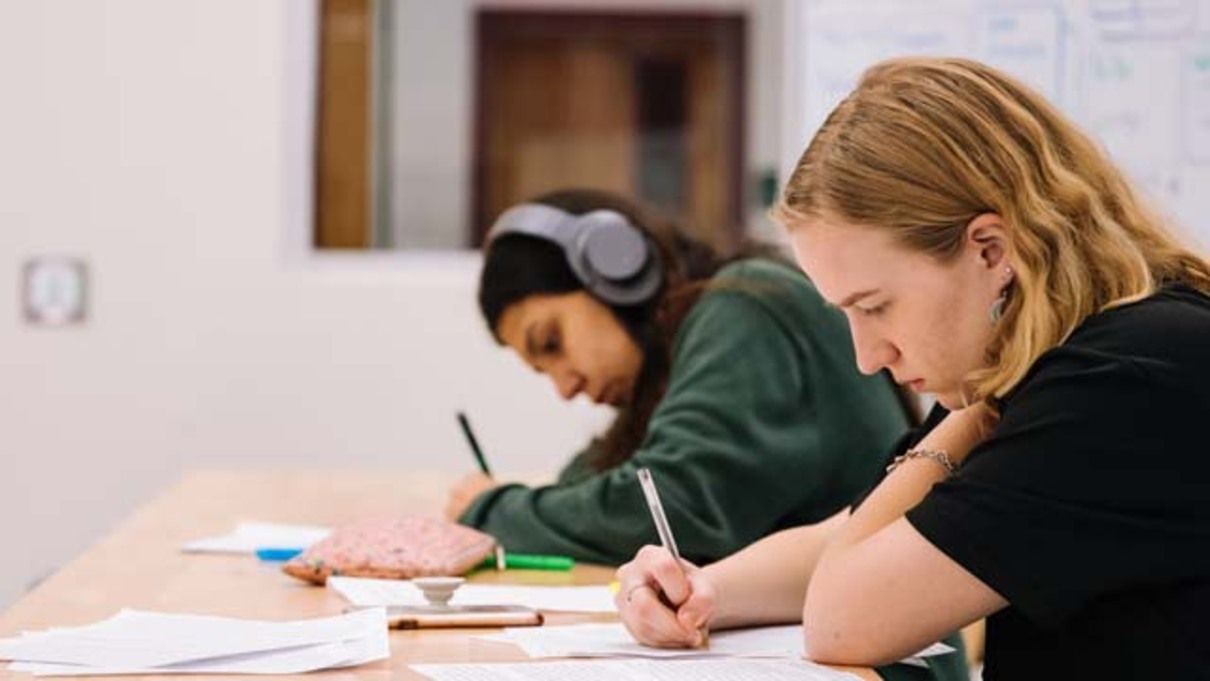 Стипендии для студентов – МОН не может обеспечить выплаты всем студентам Стипендии для студентов – МОН не может обеспечить выплаты всем студентам