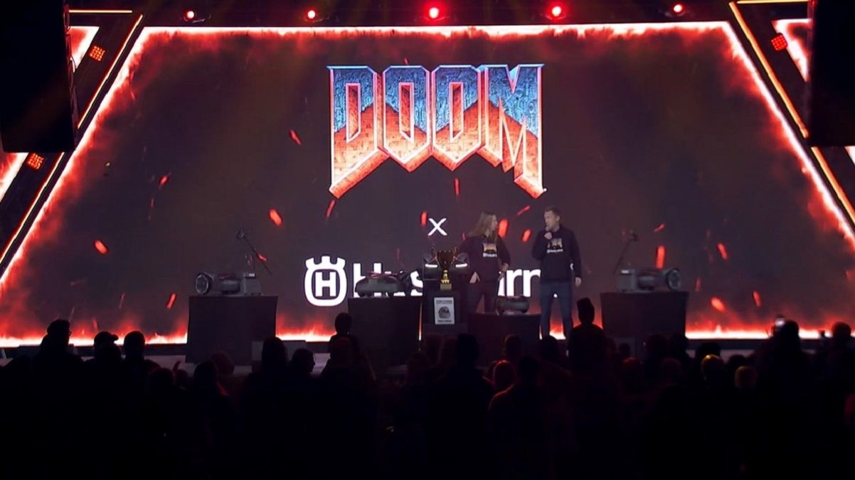 Doom зіграли на роботах-газонокосарках Doom зіграли на роботах-газонокосарках