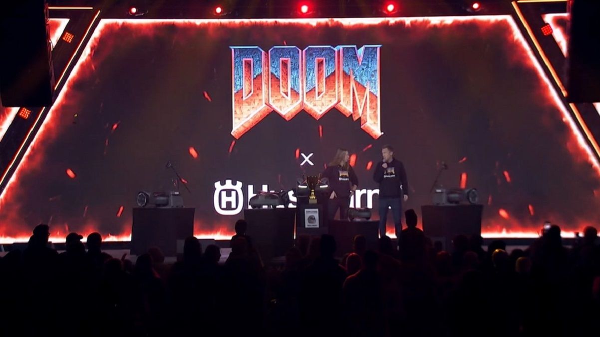 Doom зіграли на роботах-газонокосарках