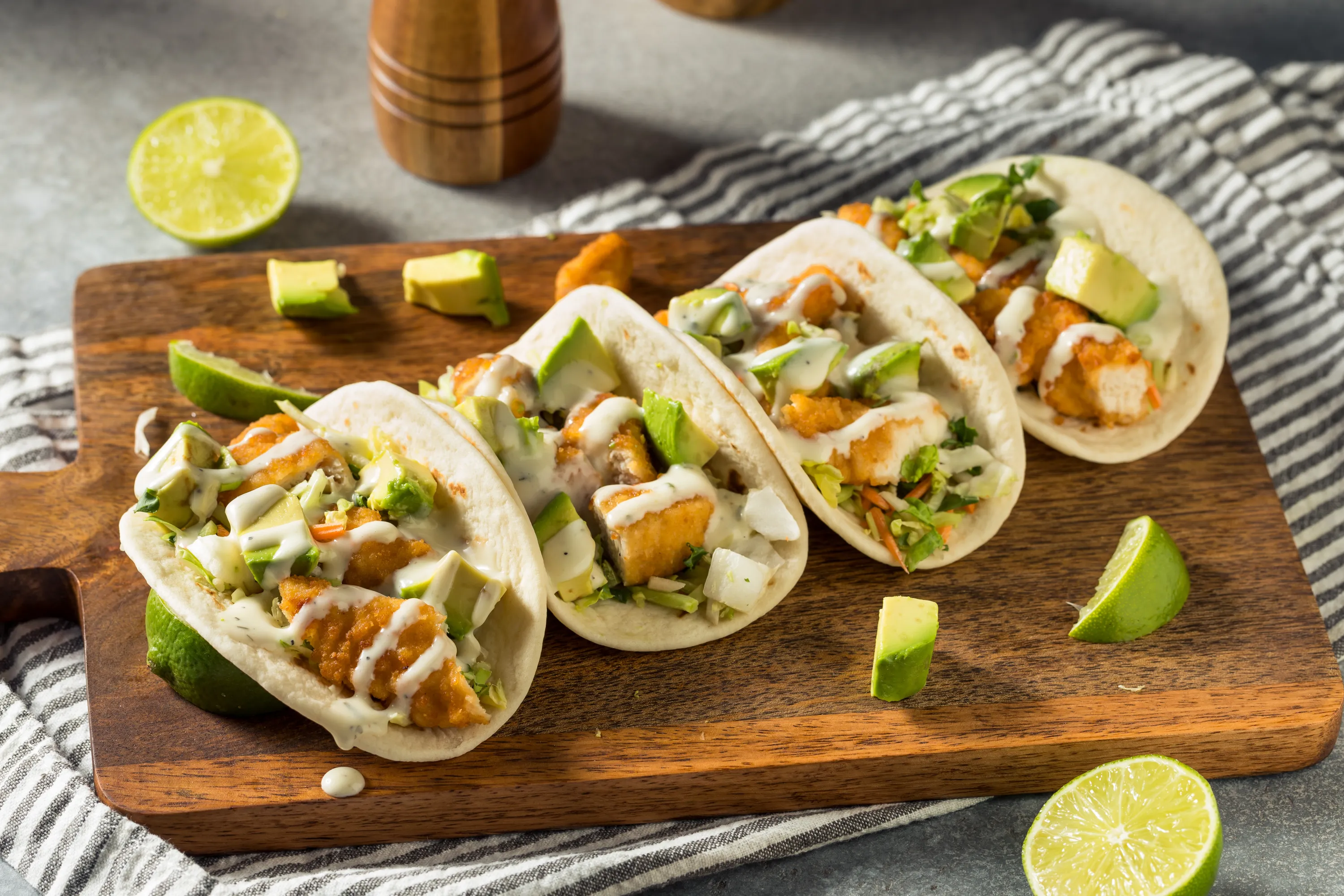 Мексиканський тако з нагетсами та авокадо