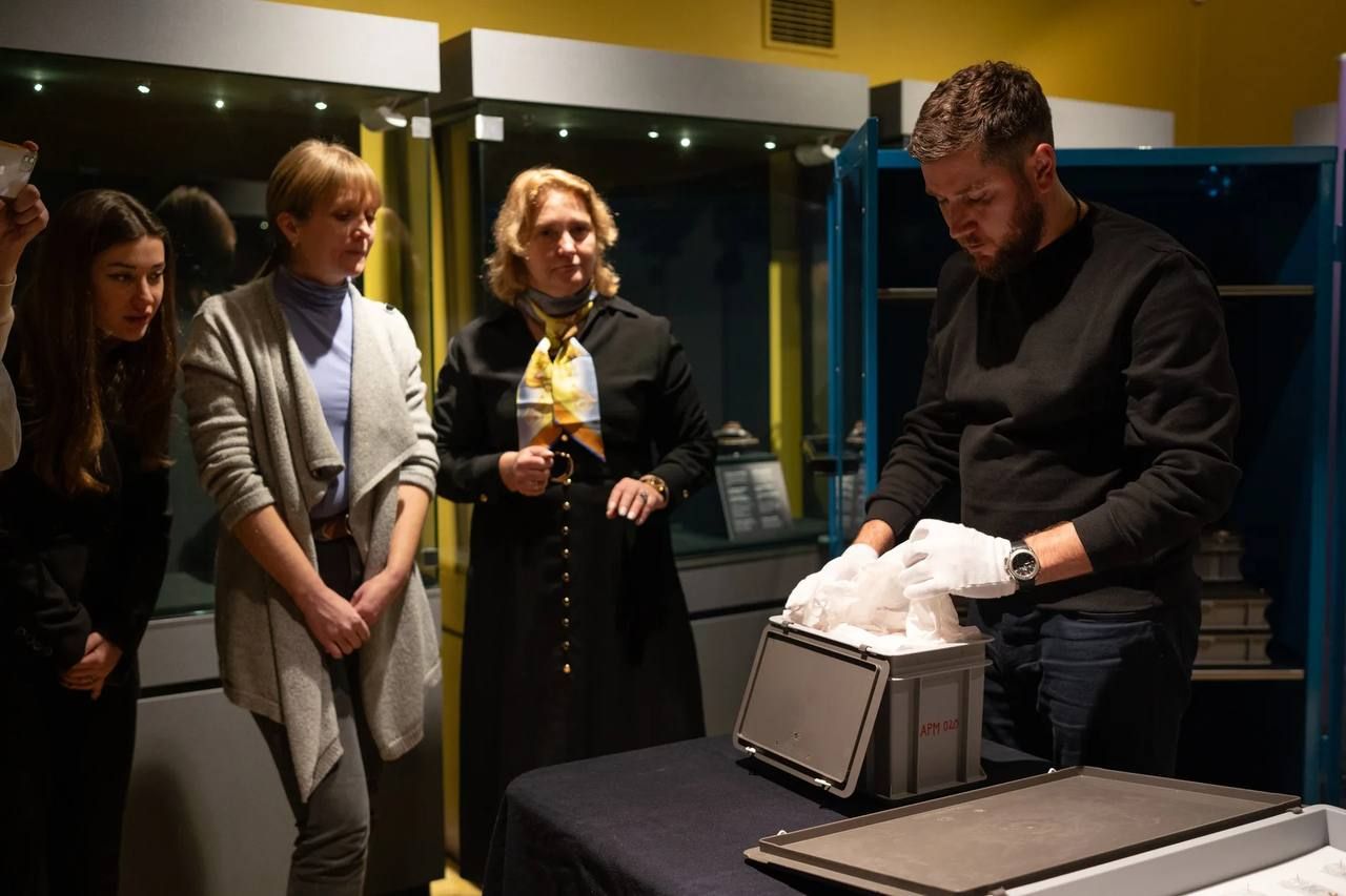 Презентація колекції «Крим: золото й таємниці Чорного моря» Презентація колекції «Крим: золото й таємниці Чорного моря»