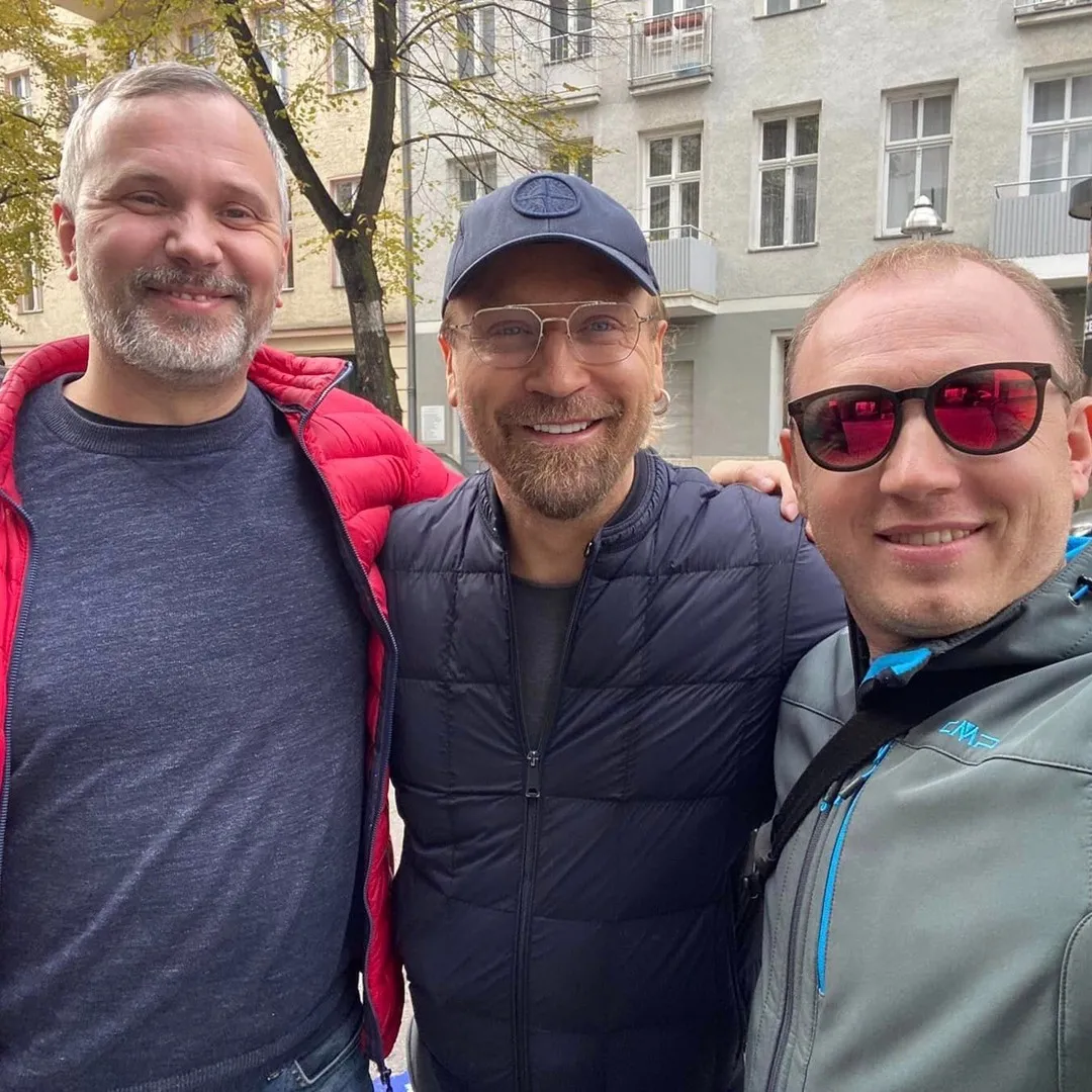 Олег Винник вместе с волонтерами Олег Винник вместе с волонтерами