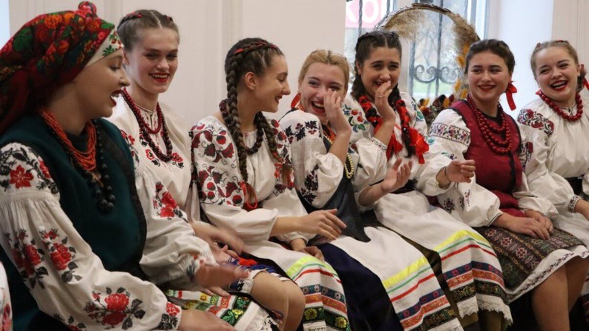 Як українською буде гадати - як сказати правильно і чи це синонім до ворожити Як українською буде гадати - як сказати правильно і чи це синонім до ворожити