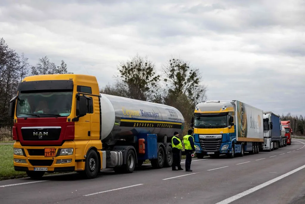 Польские перевозчики продолжают блокировать границу