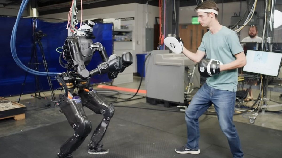 Хлопець вирішив побоксувати із роботом, подивіться що з цього вийшло - Техно Хлопець вирішив побоксувати із роботом, подивіться що з цього вийшло - Техно