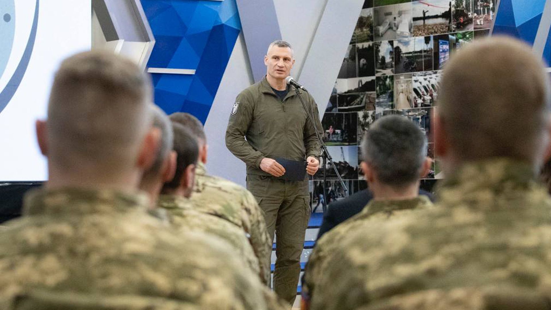 Кличко наградил почти сотню военнослужащих Кличко наградил почти сотню военнослужащих