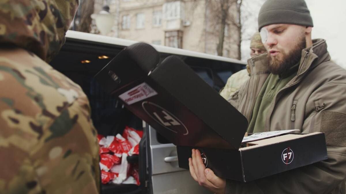 "Украинская команда" в День ВСУ передала разведчикам дроны-камикадзе и наборы для обогрева