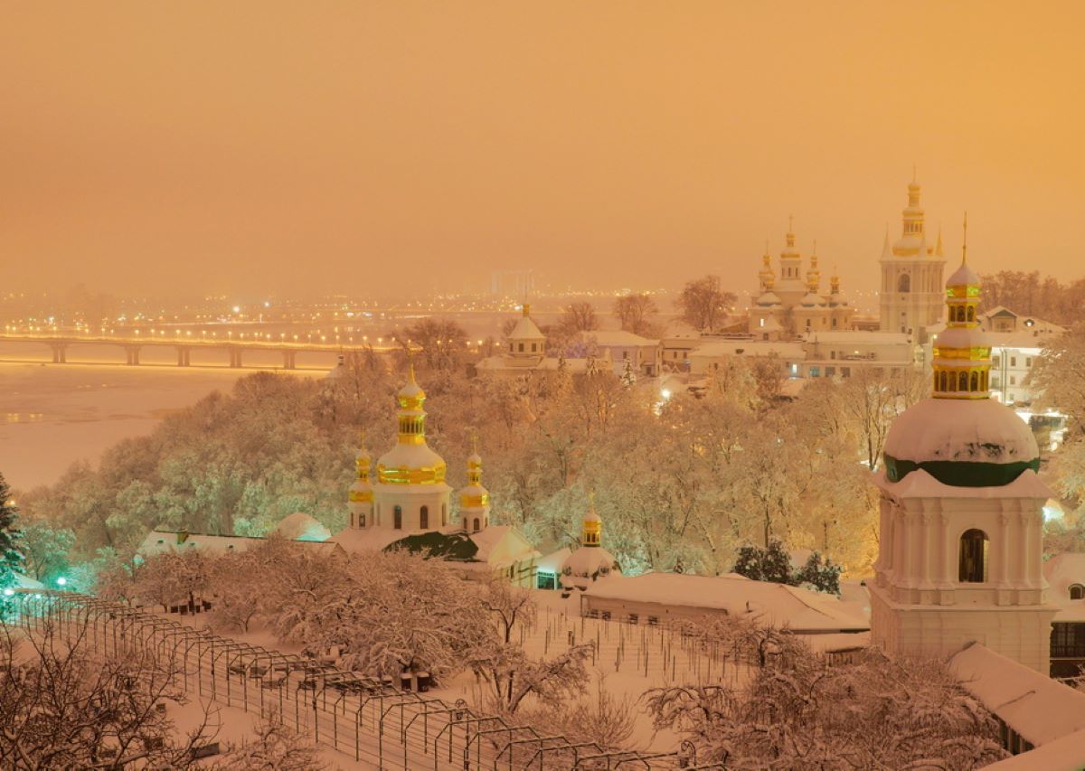 З вікна корпусу Лаври стрибнув монах З вікна корпусу Лаври стрибнув монах