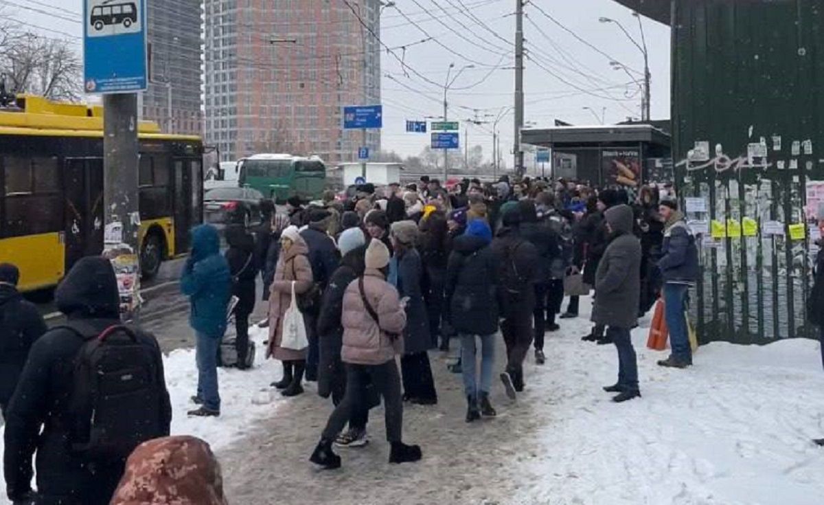 В Киеве ряд станций метро закрыли на ремонт: люди выстраиваются в очереди кавтобусам - 24 Канал