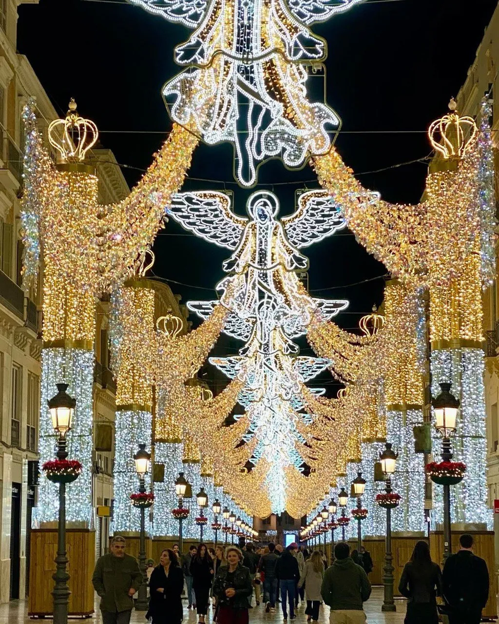 Центральная улица Малаги с праздничными огнями