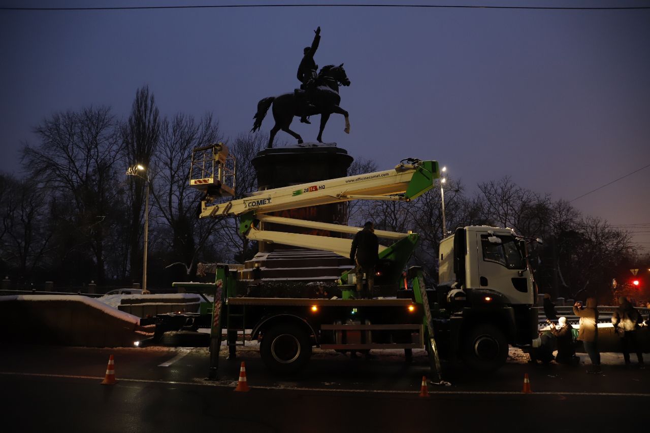 У Києві почали демонтувати пам'ятник Щорсу 