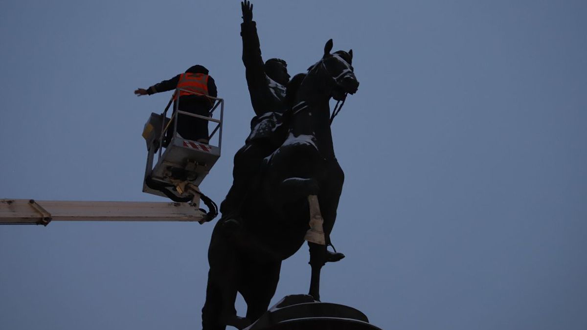 В Киеве 9 декабря снесли памятник Щорсу