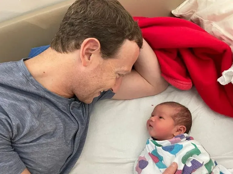 Марк Цукерберг с младенцем