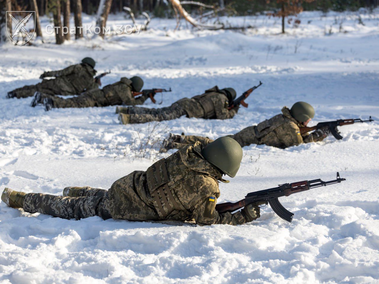 Українські бійці стримують навалу росіян, а ті знімають шоломи з поранених Українські бійці стримують навалу росіян, а ті знімають шоломи з поранених