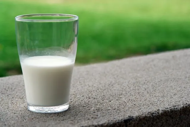 Молоко містить багато кальцію