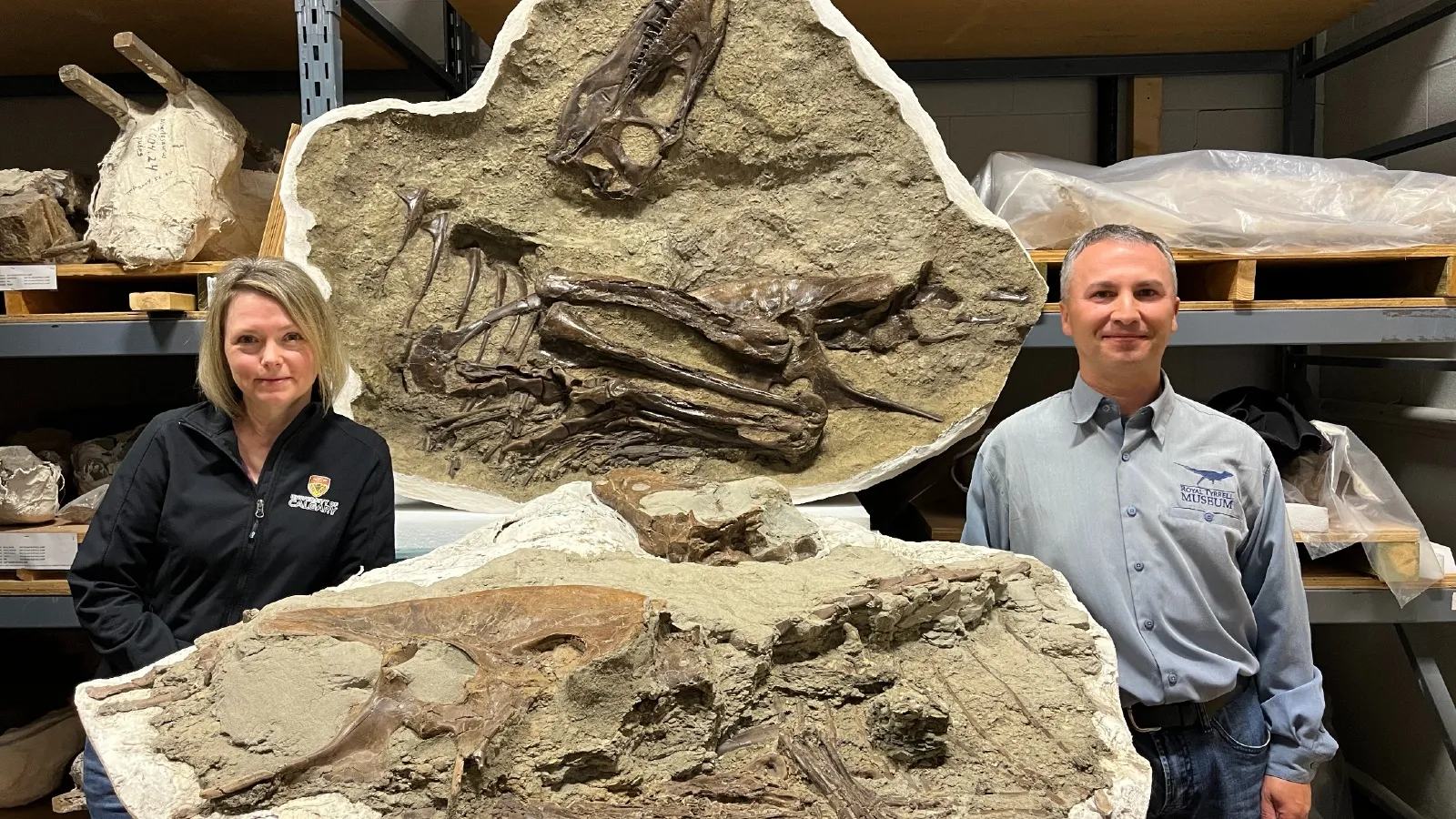 Ведущие авторы исследования наряду с полным набором окаменелостей Ведущие авторы исследования наряду с полным набором окаменелостей