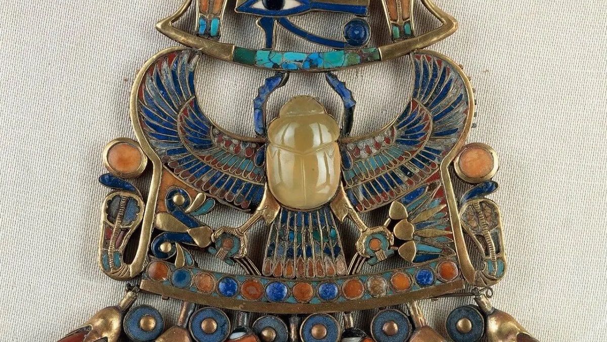 Крилатий кулон-скарабей Тутанхамона з сонячною та місячною емблемою Крилатий кулон-скарабей Тутанхамона з сонячною та місячною емблемою