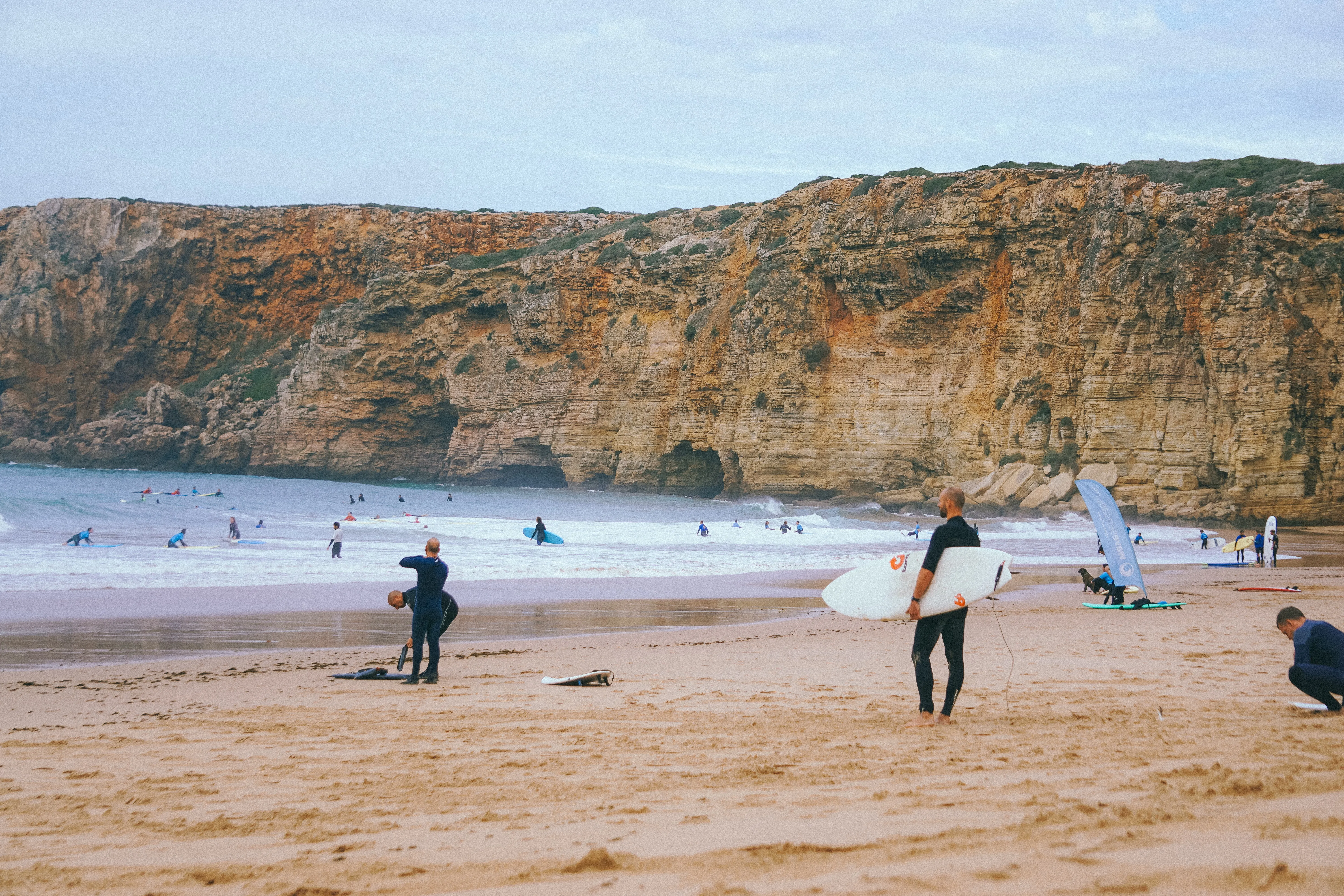 Португальский пляж с серферами