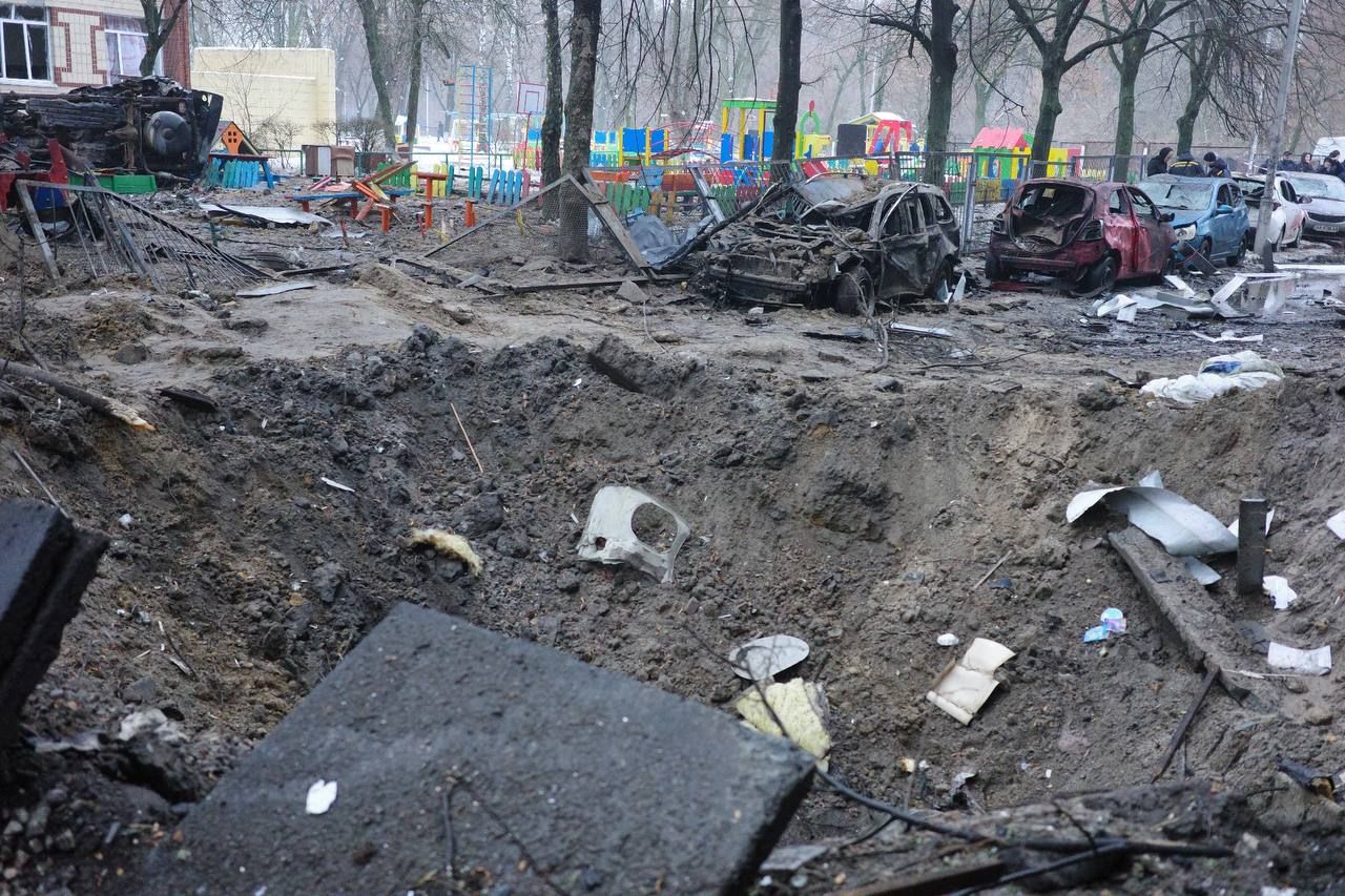 Воронка от обломков сбитой ракеты в Днепровском районе Киева