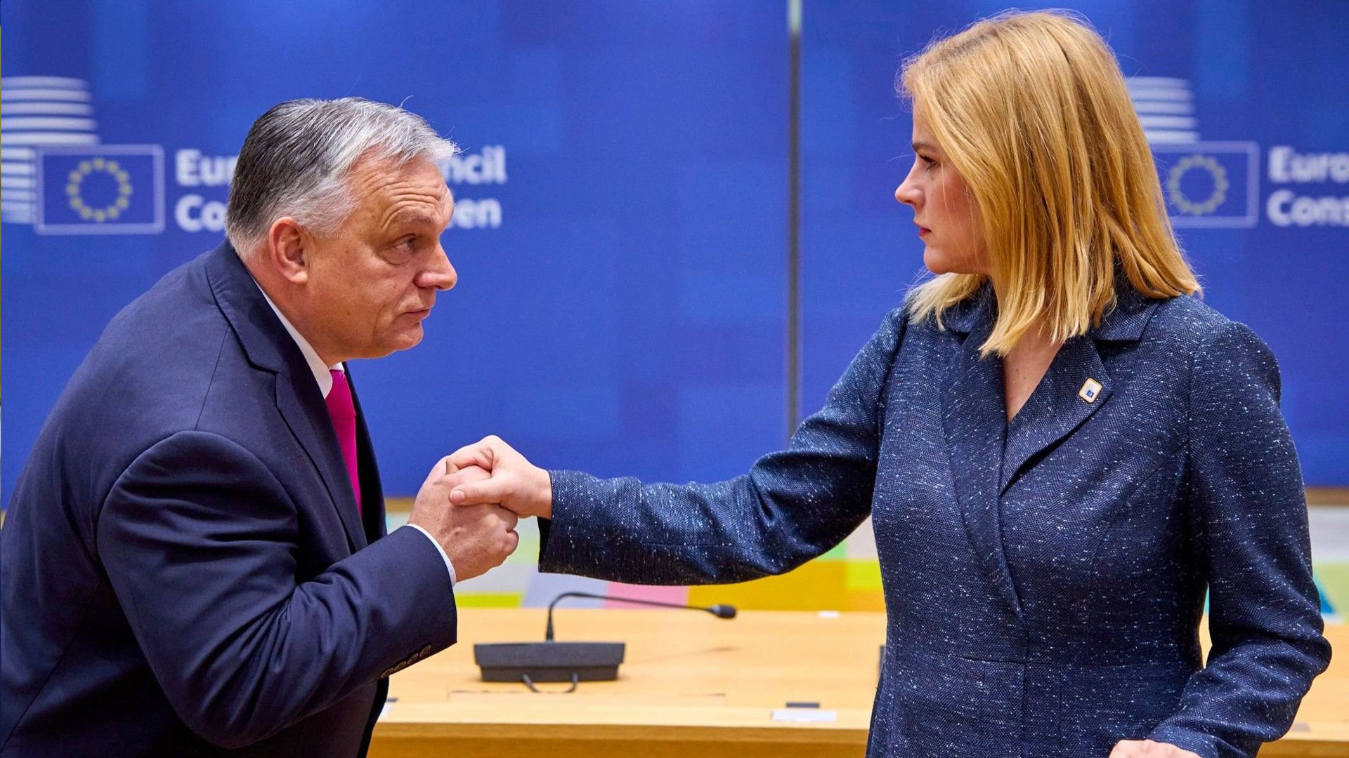 Глава правительства Латвии распространила шутку о том, что могла бы убить Орбана взглядом.