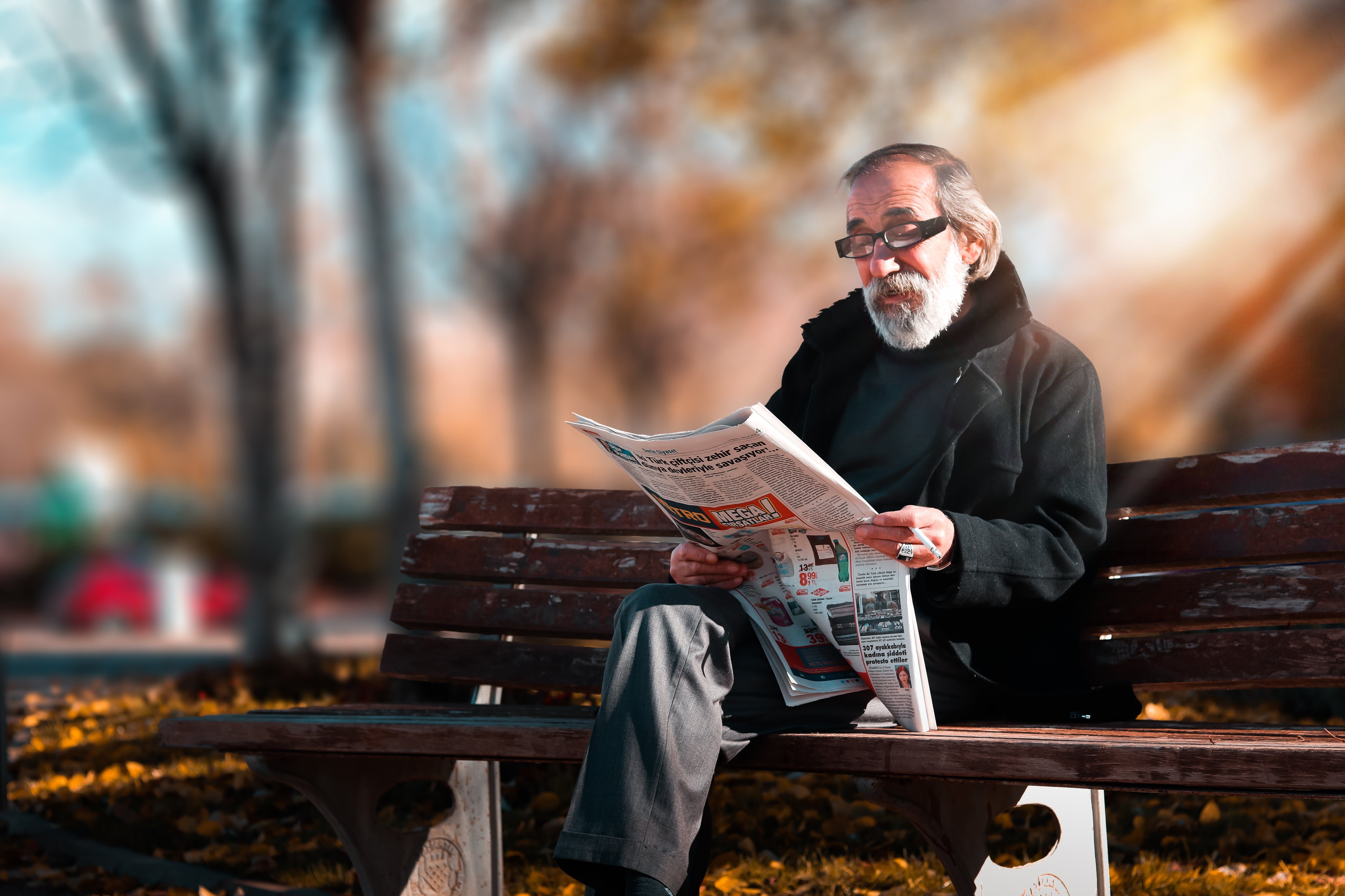 Newspaper man. Чтение на скамейке. Старик на лавочке с книжкой. С книжкой на скамейке. Дед с книгой.