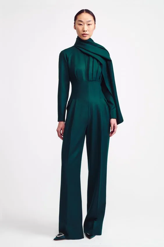Комбинезон необычного кроя / Фото Emilia Wickstead Комбинезон необычного кроя / Фото Emilia Wickstead